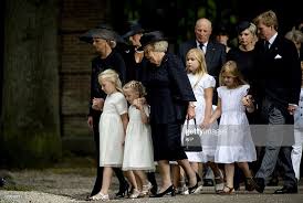 Het gezin was daar op vakantie. Dutch Princess Mabel Wisse Smit Walks With Her Daughters Luana And Dutch Princess Queen Maxima Of The Netherlands Dutch Royalty