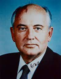 Biografia e resumo da vida. Portrait Photographique Signe De Mikhail Gorbatchev Ancien President De L U R S S By Gorbatchev Mikhail 1931 0 Signed By Author S Traces Ecrites