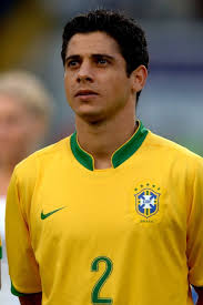 A obra narra o cotidiano da seleção brasileira em cada ano de vida, desde sua primeira formação, passando pela trajetória de casa um dos cinco títulos mundiais, até o tempo presente, que nos conduz a este mundial. Cicero Joao De Cezare Cicinho Brazil August 16 2006 Selecao Brasileira De Futebol Selecao Brasileira Futebol Brasileiro