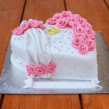 Engagement party cakes are one of the fun ways to celebrate your upcoming nuptials. Engagement Cake With Pink Roses And Couple Rings