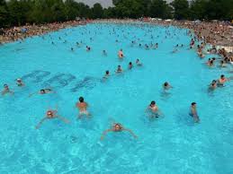 Einziges freibad frankfurts und wahrscheinlich weit und breit, das regelmäßig öffnzungszeiten von april bis oktober aufweisen kann: Freibad Hausen