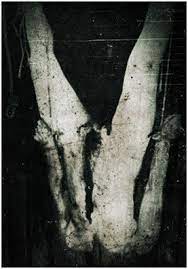 Il attire ses partenaires à l'aide de l'apaisant parfum du thé earl grey et de la mélodie enchanteresse de son piano. Ed Gein Horror Scaryweb Com