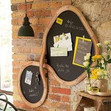 Une Ardoise Dans Un Circuit En Bois Deco Enfant Detournement Meuble Ikea Et Idee De Decoration