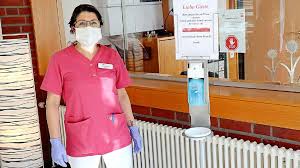 Es kommt für ältere und pflegebedürftige menschen in frage, die auch bei krankheit und pflegebedürftigkeit umfassende begleitung im alltag wünschen. Heldin Der Krise Yaquelin Rouco Gibt Alles Fur Ihre Altenheim Bewohner Kirche Leben