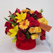 De arévalo, que 121 personas siguen en pinterest. Arreglo De Rosas Rojas Y Amarillas Flower Arrangements Simple Flower Arrangements Floral Arrangements