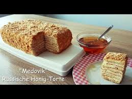 Verzehrt werden kann sie aber auch sofort ? Medovik Torte Marlenka Schnelle Variante Honey Cake Youtube