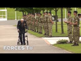The war veteran was awarded a knighthood by the queen herself after raising he kept walking until his birthday, under the watchful eye of a socially distanced guard of honour from the 1st battalion of the yorkshire regiment. Captain Sir Tom Moore Is Applauded As He Walks Guard Of Honour Forces Tv Youtube