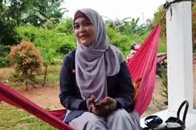 Wanita cantik muslimah indonesia yang menghiasi laman sosial media dan jadi pusat perhatian. Janda Cantik Di Babel Ini Jual Rumah Plus Penghuninya
