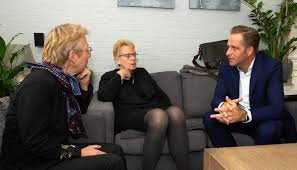 Als mensen bang zijn voor politici is er tirannie en als politici bang zijn voor mensen is. Minister Van Vws Hugo De Jonge Op Bezoek In Amsterdam Noord