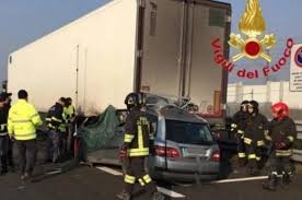 Strage in autostrada, doppio incidente : Incidente In A1 A Lodi L Auto Finisce Sotto Un Tir In Sosta Due Morti