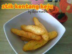 Stik kentang keju siap disajikan dengan saus sambal sebagai pelengkap. Resep Stik Kentang Keju Mpasi 12 Resep Makanan Bayi Kentang Resep