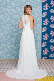 Finden sie ihr perfekte brautkleid bei uns. Schlichtes Brautkleid Schmal Und Elegant Mit Schleppe Und Ruckenschlitz Unsere Fina Brautkleid Schlicht Brautmode Brautkleid