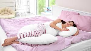 Ibu yang sedang hamil akan sering mengalami gangguan tidur atau biasa disebut insomnia. Ini Dia 7 Posisi Tidur Ibu Hamil Yang Paling Baik Orami