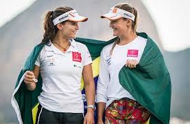 Martine grael e kahena kunze no pódio após conquistarem medalha de ouro na olimpíada de é uma honra estar no mesmo patamar de nomes que fizeram a história do esporte olímpico brasileiro. Martine Grael E Kahena Kunze Sao Bicampeas Do Aquece Rio Esporte Alternativo O Site De Quem Pratica Esportes