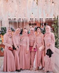 Aplikasi wedding dress design ideas ini bisa menjadi aplikasi yang membantu anda untuk menemukan banyak ide dalam desain baju pengantin. 10 Referensi Seragam Bridesmaid Brokat Mulai Dari Kebaya Sampai Dress