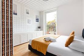 Sotto l'aspetto organizzativo la differenza è meno evidente e riguarda il limite massimo imposto al numero delle camere affittate: Gestione Airbnb Roma La Gestione Di Un Affitto Breve Nella Capitale Cleanbnb