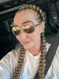 I got Suzanne @suzidives to take her hair out of the “diver's ponytail” for  one dive, and after these shots, we spent the rest of the dive detangling  Rupenzell from her scuba