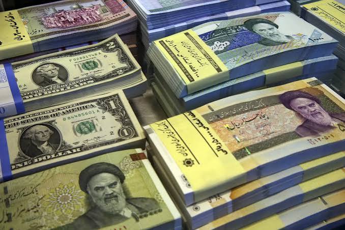 Iran's currency crashes as Trump's U.S. sanctions bite - Newsweek