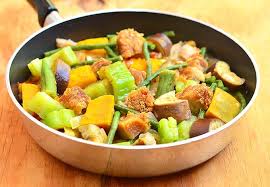 Pinakbet With Crispy Lechon Kawaling Pinoy In 2020 Pinakbet Yummy Vegetable Recipes Lechon