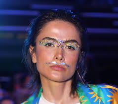 Com 'bigodinho', Maria Casadevall vai com a namorada a desfile da SPFW