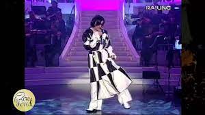 Zero is the only artist to have reached the top of the italian charts in six different decades. Renato Zero Madame Tutti Gli Zeri Del Mondo Youtube
