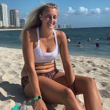 Petra Kvitova has a beach date (with AI pics) - Your Stories - Curvage