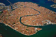 It is built on a group of 118 small islands that are separated. Veneciya Vikipediya