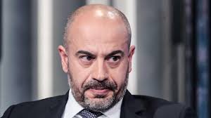 Последние твиты от beppe grillo news (@beppegrillonews). Paragone Incontenibile Che Pena Vedere Beppe Grillo Vassallo Del Pd E Dell Europa