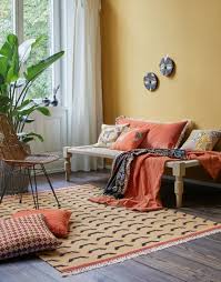 Das robuste material ist strapazierfähig und leicht zu reinigen. Wohninispiration Wohnideen Wohnzimmer Wohnzimmerideen Wohnen Wohntextilien Vossberg Africanstyle Teppich Kissen S Wohnen Haus Wohnzimmer Inspiration
