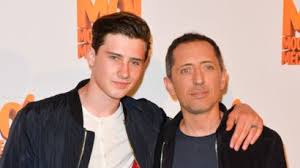 Ses parents et surtout sa mère d'origine tunisienne, son adolescence, de son divorce, « j'ai divorcé pour pouvoir fumer dans le salon », son célibat, « vous les femmes, n'allez pas voir ailleurs, c'est ailleurs qui vient vous voir », ses enfants, sa nouvelle compagne …il dit tout de. Ary Abittan Femme Qui