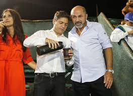 Tomando mate con los trabajadores de conosud en #otamendi hablamos las desgracias que produce el… De Carnaval En Ensenada Axel Kicillof Compartio Los Corsos Junto Al Intendente Secco