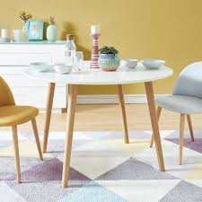 Une Salle A Manger Aux Couleurs Acidulees Dining Room Industrial Scandinavian Dining Room White Dining Table