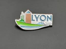 Pines JW. Pines de la Convención Especial JW 2024 Lyon Declarar las Buenas  Nuevas