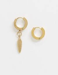 Different earrings can have different meanings, what ear you wear one earring in can have significance in earrings are one of the most common jewlery accessories around the world. 40 Best Earrings For Men In 2021 The Trend Spotter
