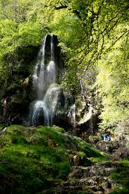 Wir haben uns dazu entschieden auf dem betonboden der offenen hütte zu übernachten, der natürlich steinhart war. Uracher Wasserfall European Waterfalls