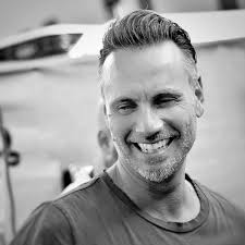 Questa sera (20 agosto) e domani (21 agosto) io, la mia chitarra e tutti i  tecnici che lavorano dietro le quinte dello show torniamo sul palco. Vi  aspettiamo a Castiglioncello e Forte