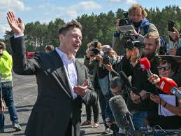 Seine gegner halten ihn für einen. Schon Im Sommer 2021 Fertig Deutschland Rocks Tesla Chef Musk Besucht Fabrik Baustelle Bei Berlin Svz De