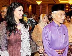 Taib's eldest son dato sri mahmud abu bekir, in his appreciation speech, started off by wishing ragad a 'happy birthday' as yesterday also marked puan sri's 29th birthday. Malaysiakini Najib Dijadual Rai Majlis Perkahwinan Taib