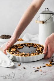 Cremige Tarte Au Chocolat Mit Brezelboden Rezept In 2020 Lebensmittel Essen Tarte Essen Und Trinken