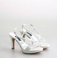 Un intrigante sandalo composto da sottili striscie tempestate di lucenti cristalli sarà la scelta perfetta per te. Scarpe Da Sposa 4 Consigli Per Sceglierle Comode Ed Eleganti Scarpe Da Sposa Scarpe Da Sposa Comode Scarpe