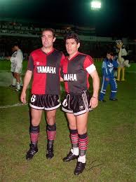 Comparison between maradona's first goal for newell's with messi's tribute goal where he revealed maradona's newell's shirt. Messi Revivio El Recuerdo De La Vez Que Maradona Jugo En Newell S Como Fue La Llegada Del Diez A La Lepra Infobae