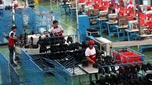 Karena fungsi dari sepatu ini adalah sebagai pelindung kaki dari pekerjaan berat, maka biasanya pada bagian dalam terdapat besi pelindung. Pabrik Sepatu Merek Terkenal Di Tangerang Bangkrut Terdampak Covid 19