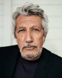 Éternel nul du paysage audiovisuel français, Alain Chabat papillonne de  comédies romantiques en films d’auteurs, flirtant même avec la  superproduction hollywoodienne, depuis trois décennies., ...