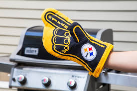 Of course, as exciting as weekend and weeknight games are, for the diehard sports fan (and we all know at least one of them), the season never truly there's no better way to celebrate your friend's fandom than with a thoughtful gift that keeps the spirit going. 22 Winning Gifts For Sports Fans Of All Ages 2019 Gift Guide