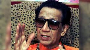 Bal Thackeray backs Gadkari, says he did not rob land