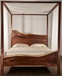 Scopri i letti classici, i letti matrimoniali in legno naturale, i letti in realizzati esclusivamente in legno massello di betulla, i letti matrimoniali shabby chic e i letti singoli shabby chic coppelia hanno la testata imbottita rivestita con. Letto Matrimoniale A Baldacchino Con Testiera In Legno Massello Stile Rustico Falegnameria900 Mobili In Legno Su Misura Letti Neri Giroletto Idee Letto