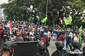 Pemicu kedua, karena karyawan jne mengikuti pengajian dengan mendatangkan tamu ustaz haikal hassan. Jne Diboikot Hingga Tranding Di Twitter Ini Penyebabnya Telisik Id