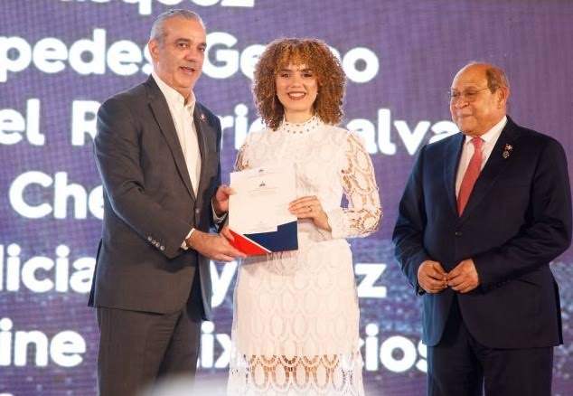 Abinader entrega 1,500 becas internacionales y anuncia otras 5,000 para estudiantes sobresalientes