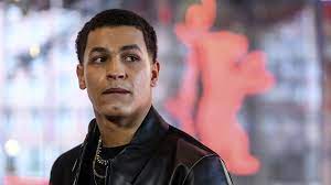Acteur en rapper bilal wahib heeft een regeling getroffen met de jongen die hij in maart in een livestream uitdaagde om in ruil voor geld zijn wahib zei in op1 dat hij spijt heeft van zijn actie. Bilal Wahib Reageert Op Omstreden Video Vreselijk Veel Spijt Rtl Boulevard