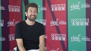 Tre volte vincitore del nastro d'argento come attore protagonista e non protagonista e premiato nel 2021 con il david di donatello alla carriera, ha iniziato la sua carriera nel gruppo repellente, ideato da enzo jannacci e beppe viola, assieme ad attori quali massimo boldi. Il Giorno Piu Bello Del Mondo Alessandro Siani Ci Parla In Anteprima Del Film Hd Film 2019